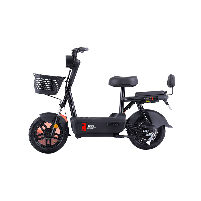 Quali sono le prestazioni dello scooter elettrico modello CoolRun in termini di stabilità di guida e precisione di sterzata a velocità più elevate o durante curve strette?