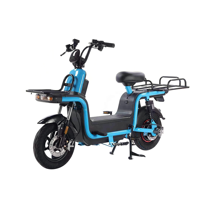 Come si confronta la distribuzione del peso e il baricentro di questa motocicletta elettrica con le motociclette ICE equivalenti?