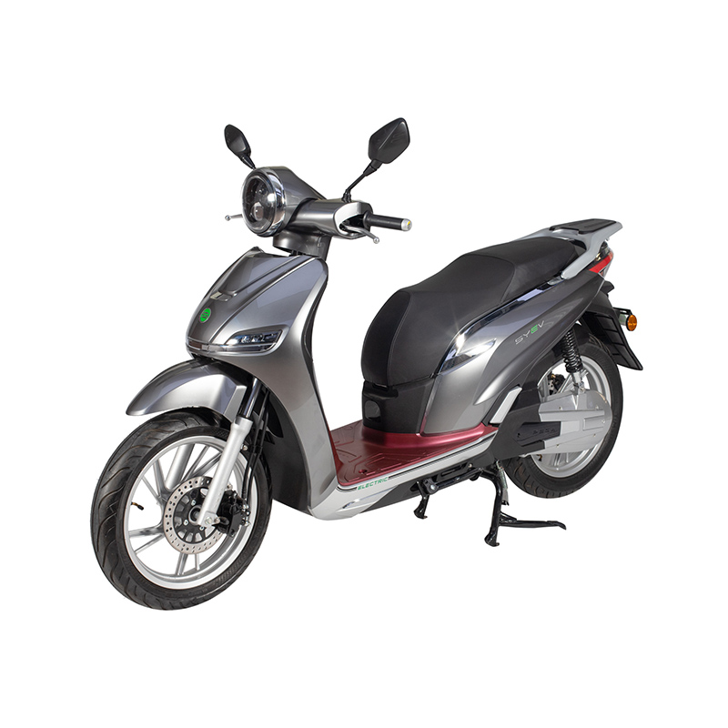 Qual è la differenza tra una bicicletta elettrica con trasmissione al mozzo e una bicicletta elettrica con trasmissione centrale in termini di efficienza?